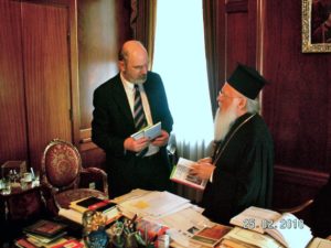 Schirrmacher übergibt dem Patriarchen Schriften zur Religionsfreiheit, darunter die idea-Dokumentation ‚Märtyrer 2009‘ und das ‚International Journal for Religious Freedom‘