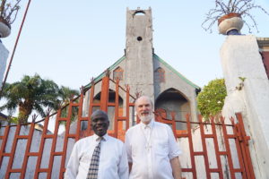 Der Vorsitzende des Liberia Council of Churches, Bischof Kortu K. Brown, und Thomas Schirrmacher vor der ältesten Kirche von Liberia, der 1821 gegründeten Providence Baptist Church © BQ/Warnecke